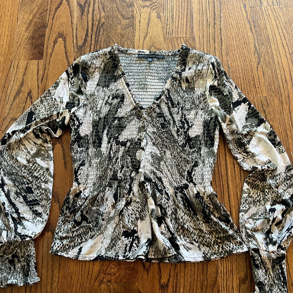 Beautiful White House Black Market XXS green patterned  top with peplum